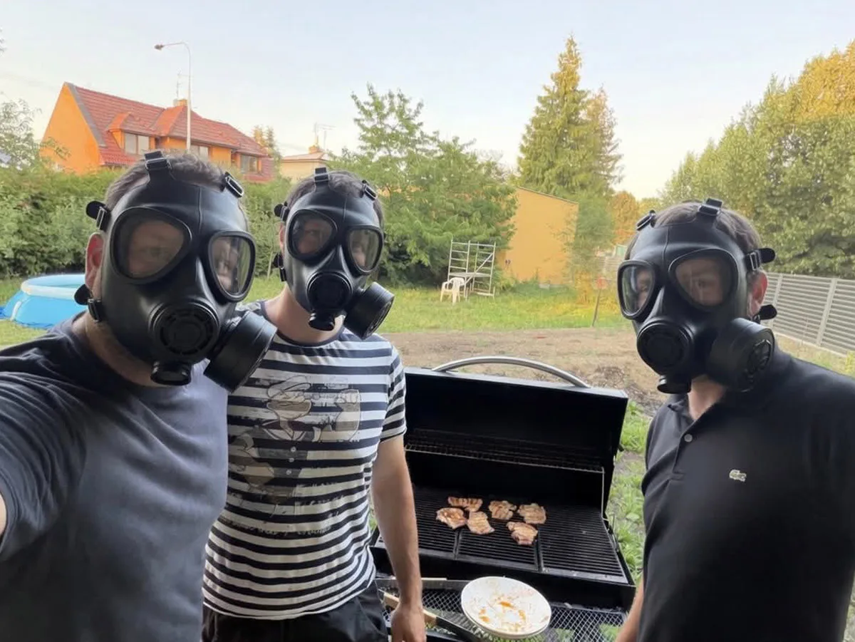 AI upravený snímek z grilovačky na zahradě v Litovli reaguje na silný zápach ve městě