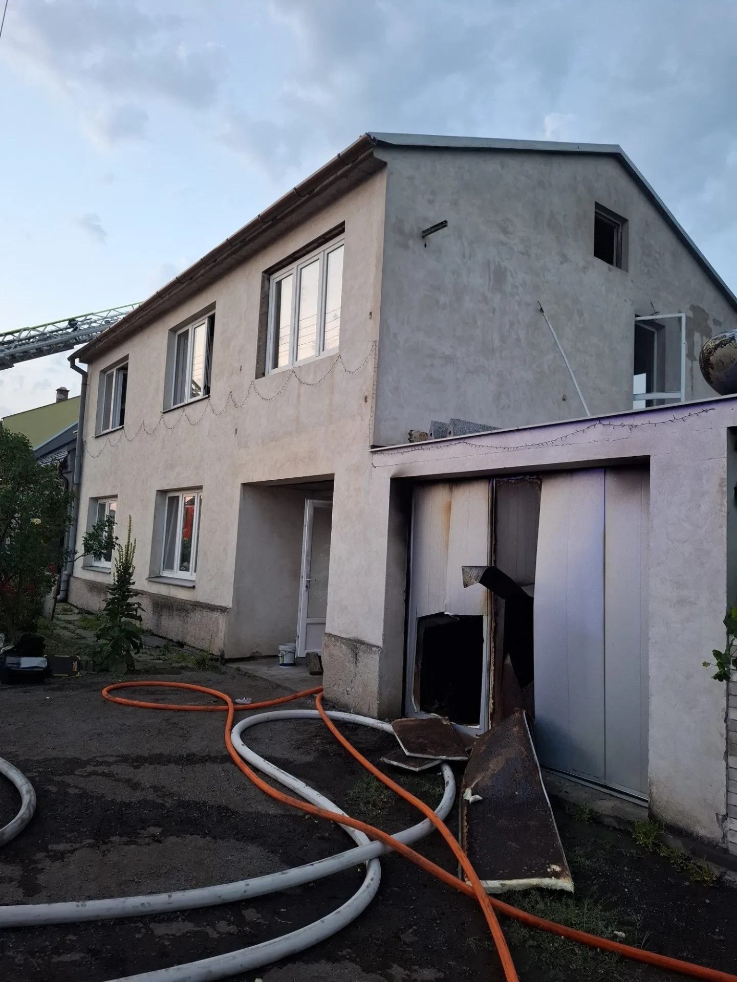 Protiplynový speciál v akci. V Čehovicích hořel rodinný dům, uvnitř byly tlakové lahve