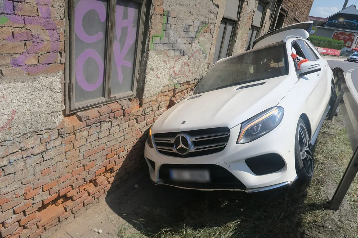 Řidička s Mercedesem nabourala do domu v Libivé. Kvůli únavě z horka