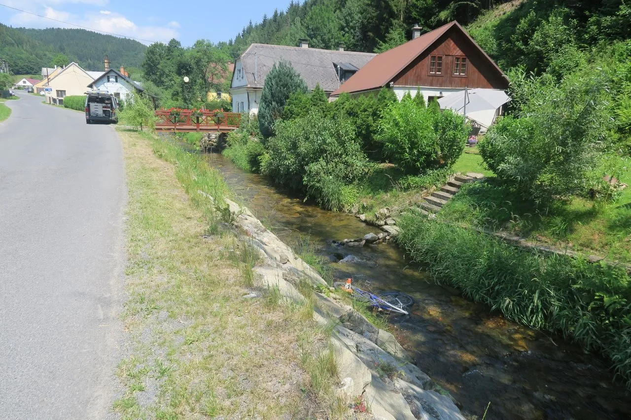 Hlavou se udeřil o kameny v řece. Cyklista se dvěma promile sjel v Oskavě ze silnice