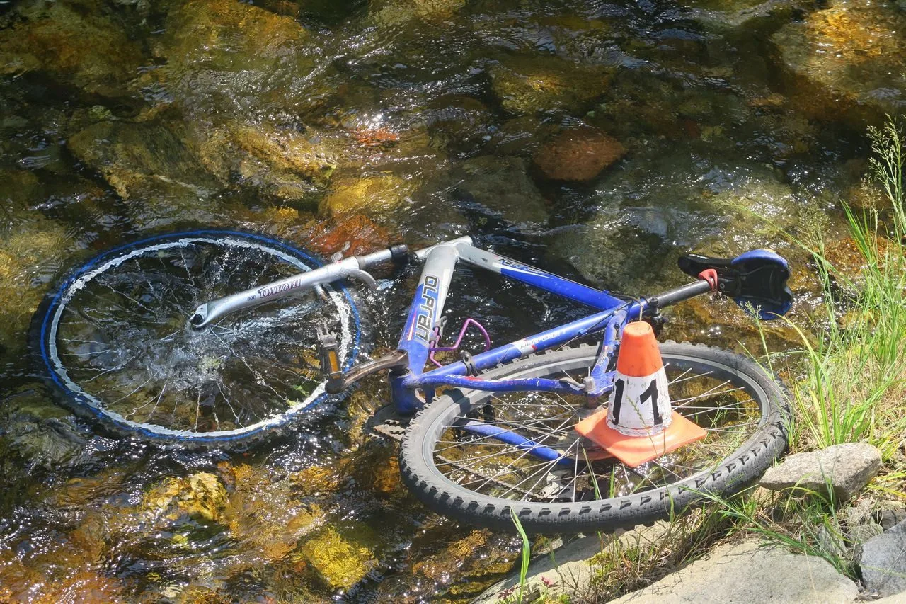 Hlavou se udeřil o kameny v řece. Cyklista se dvěma promile sjel v Oskavě ze silnice