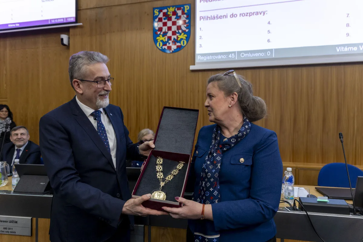Bývalý primátor Olomouce Miroslav Žbánek symbolicky předává funkci Miroslavě Ferancové (ANO)