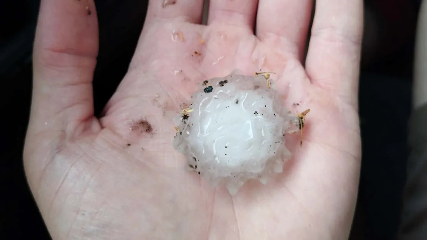 VIDEO: Na Hranicku je supercela. Padaly kroupy veliké až tři centimetry