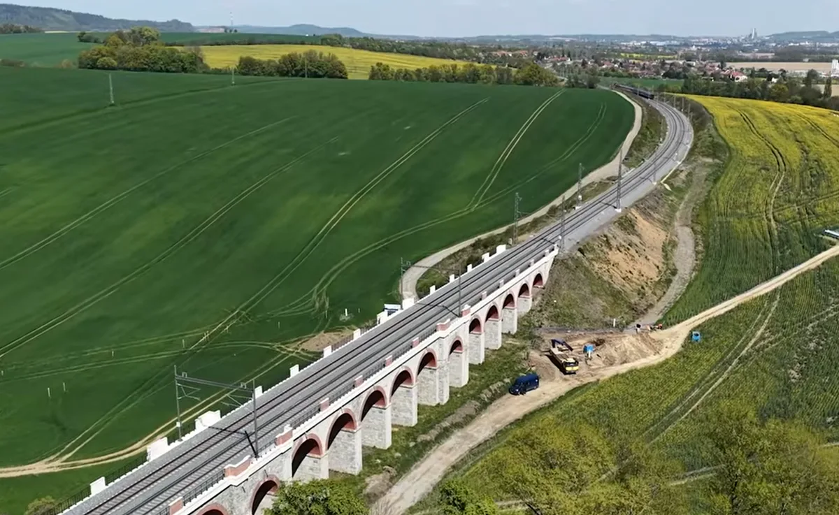 Železnice v oblasti Jezernického viaduktu na Hranicku - ilustrační foto