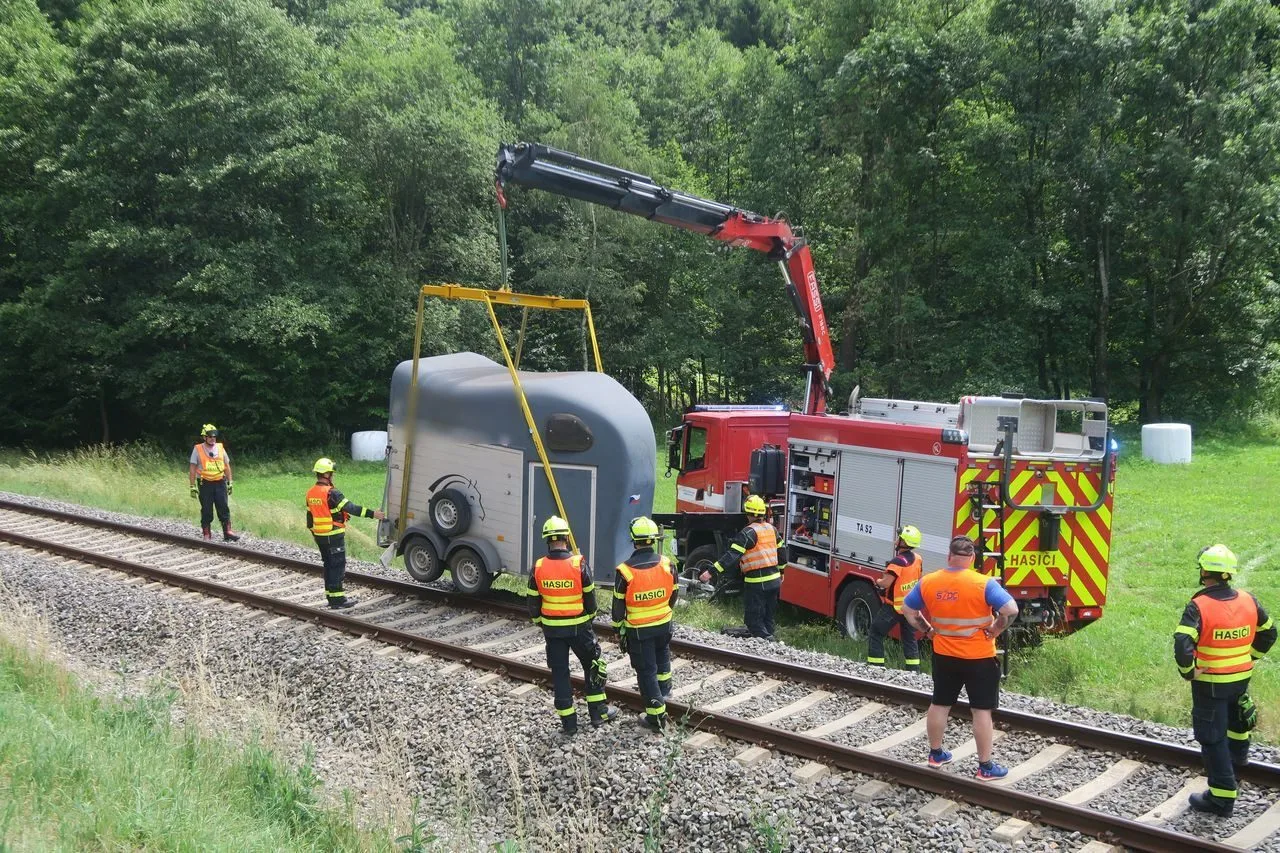 Vozík pro koně se za jízdy odpojil a přerušil provoz na železniční trati u Hanušovic