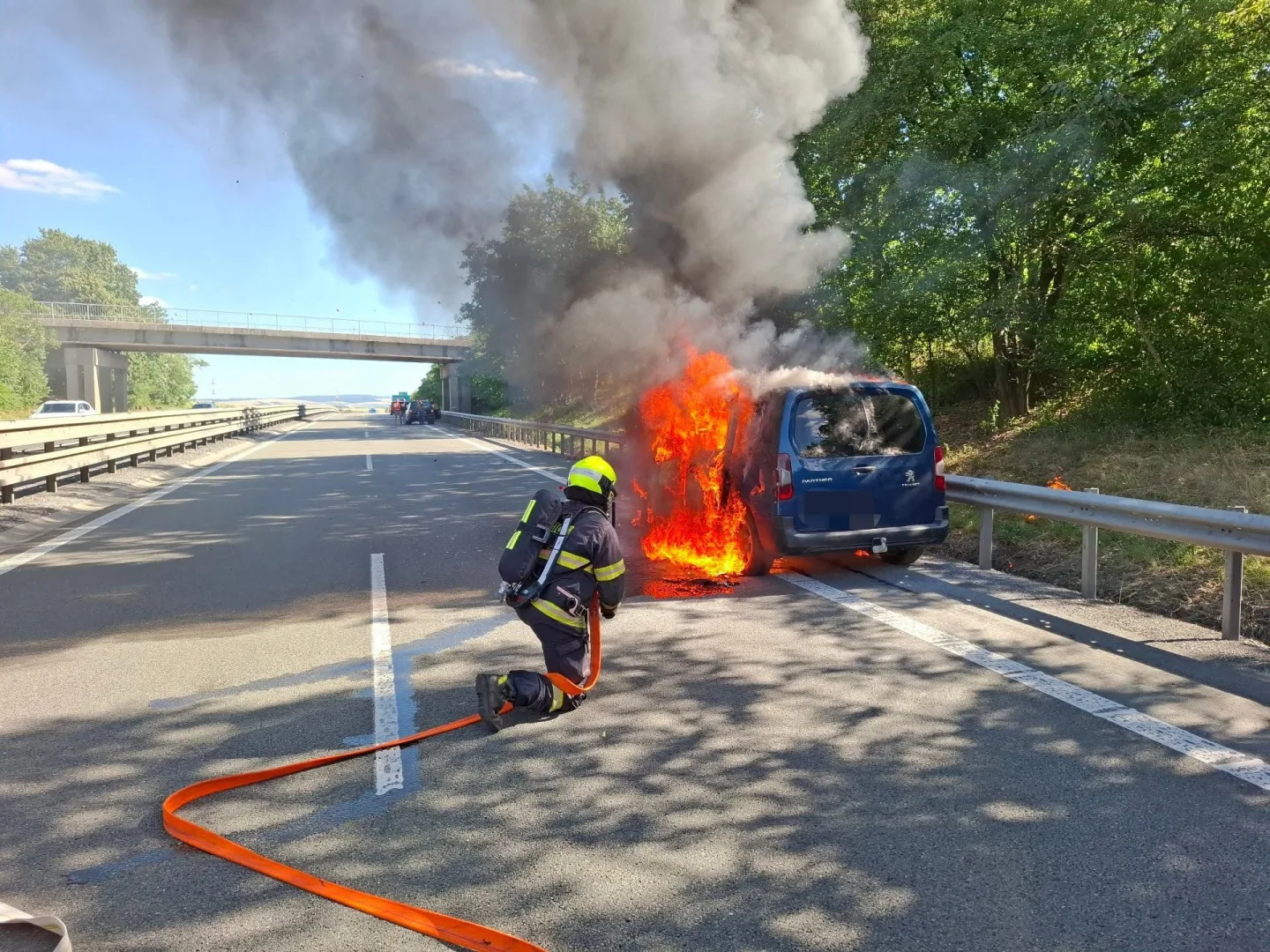 Dálnici D46 na Prostějovsku ve směru na Brno uzavřel požáru vozidla. Nikdo nebyl zraněn