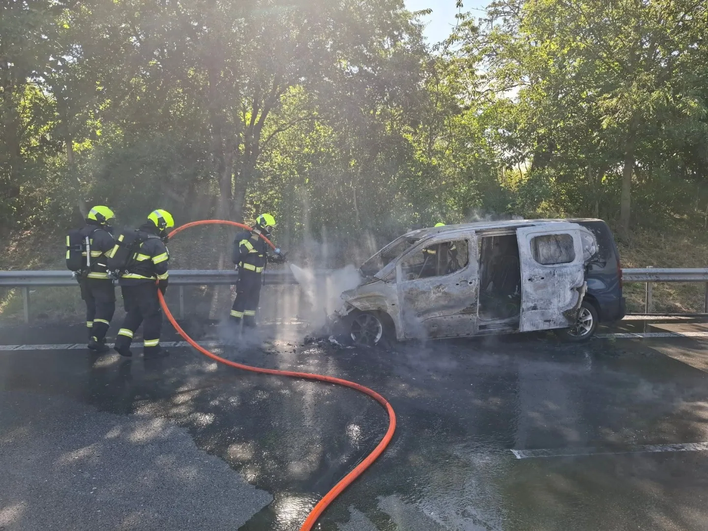 Dálnici D46 na Prostějovsku ve směru na Brno uzavřel požáru vozidla. Nikdo nebyl zraněn