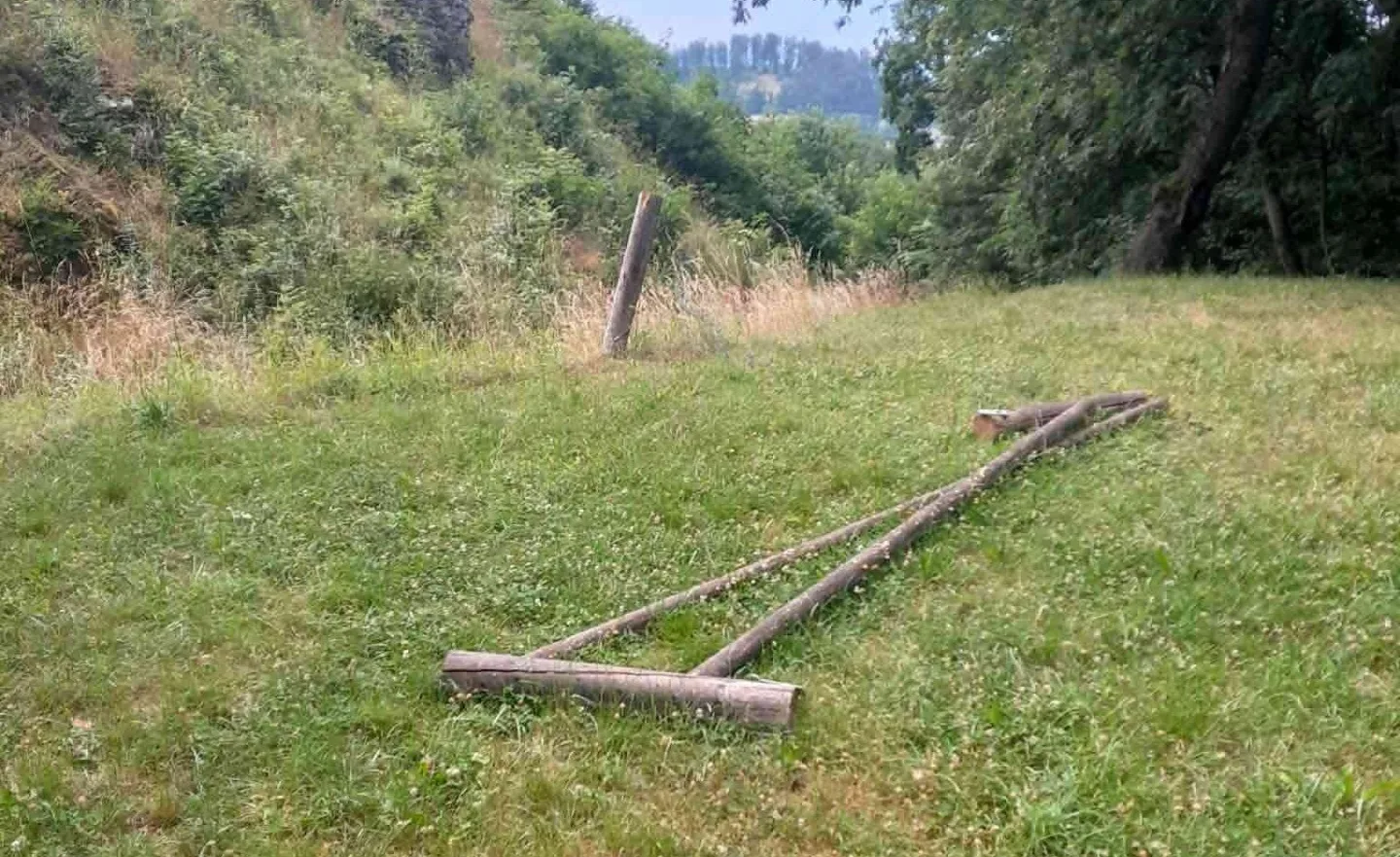 Hrad Brníčko terčem vandala. Ze zábradlí si udělal táborák