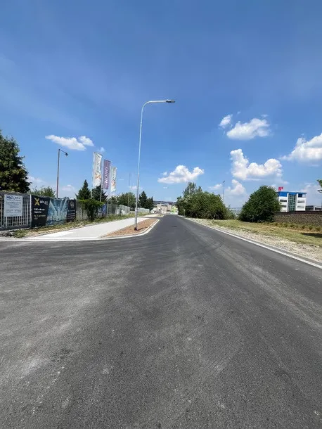 U Panelárny je hotovo. Ulice se dočkala nového osvětlení i cyklostezky