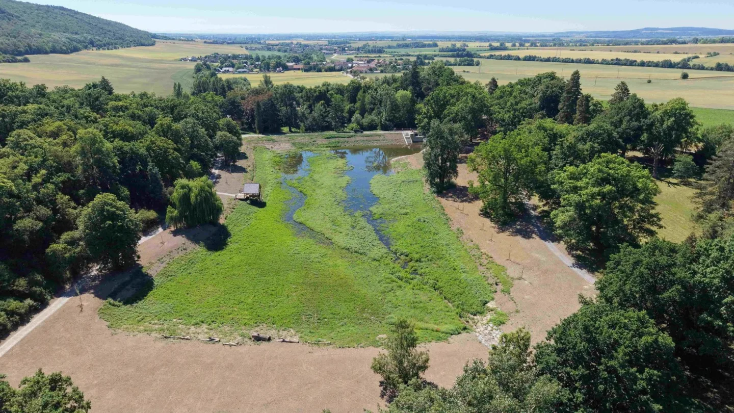 Lodičky a překvapení v Dračí jeskyni. Otevření revitalizovaného parku v Čechách pod Kosířem se blíží