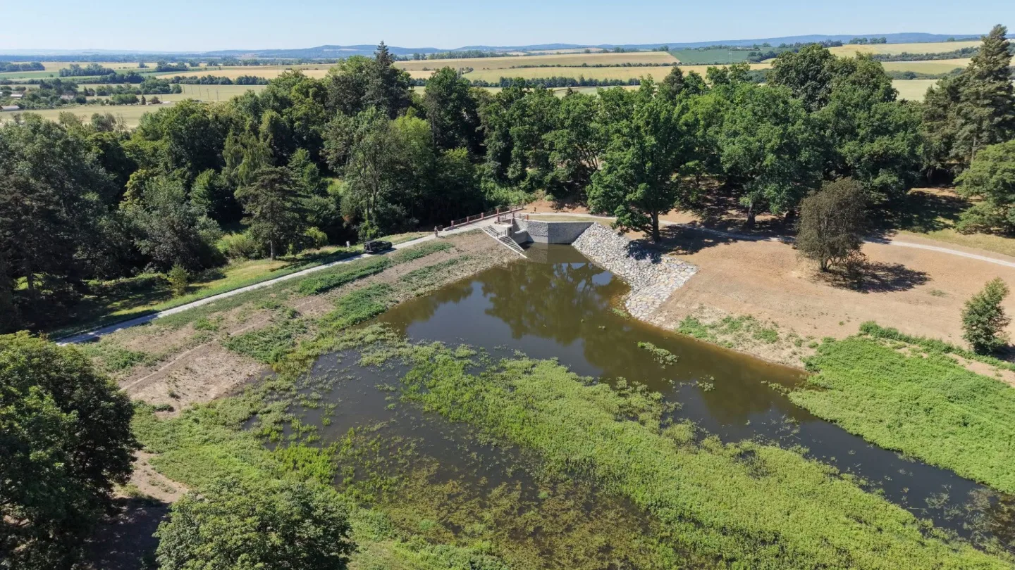 Lodičky a překvapení v Dračí jeskyni. Otevření revitalizovaného parku v Čechách pod Kosířem se blíží