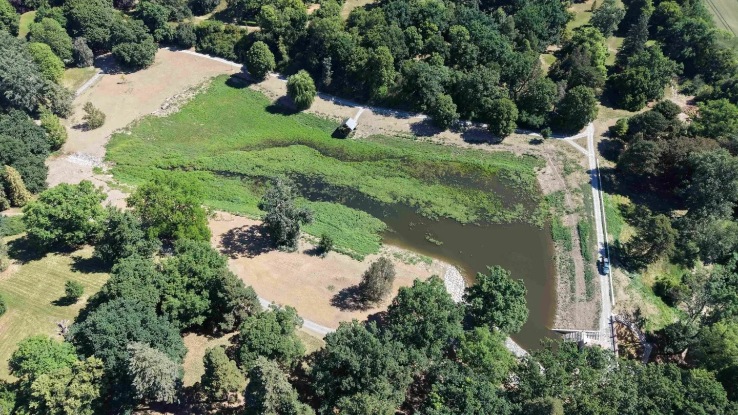 Lodičky a překvapení v Dračí jeskyni. Otevření revitalizovaného parku v Čechách pod Kosířem se blíží