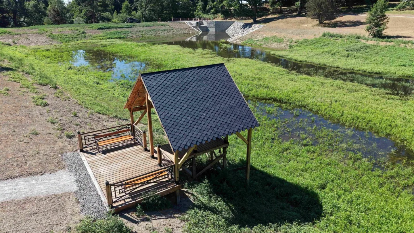 Lodičky a překvapení v Dračí jeskyni. Otevření revitalizovaného parku v Čechách pod Kosířem se blíží