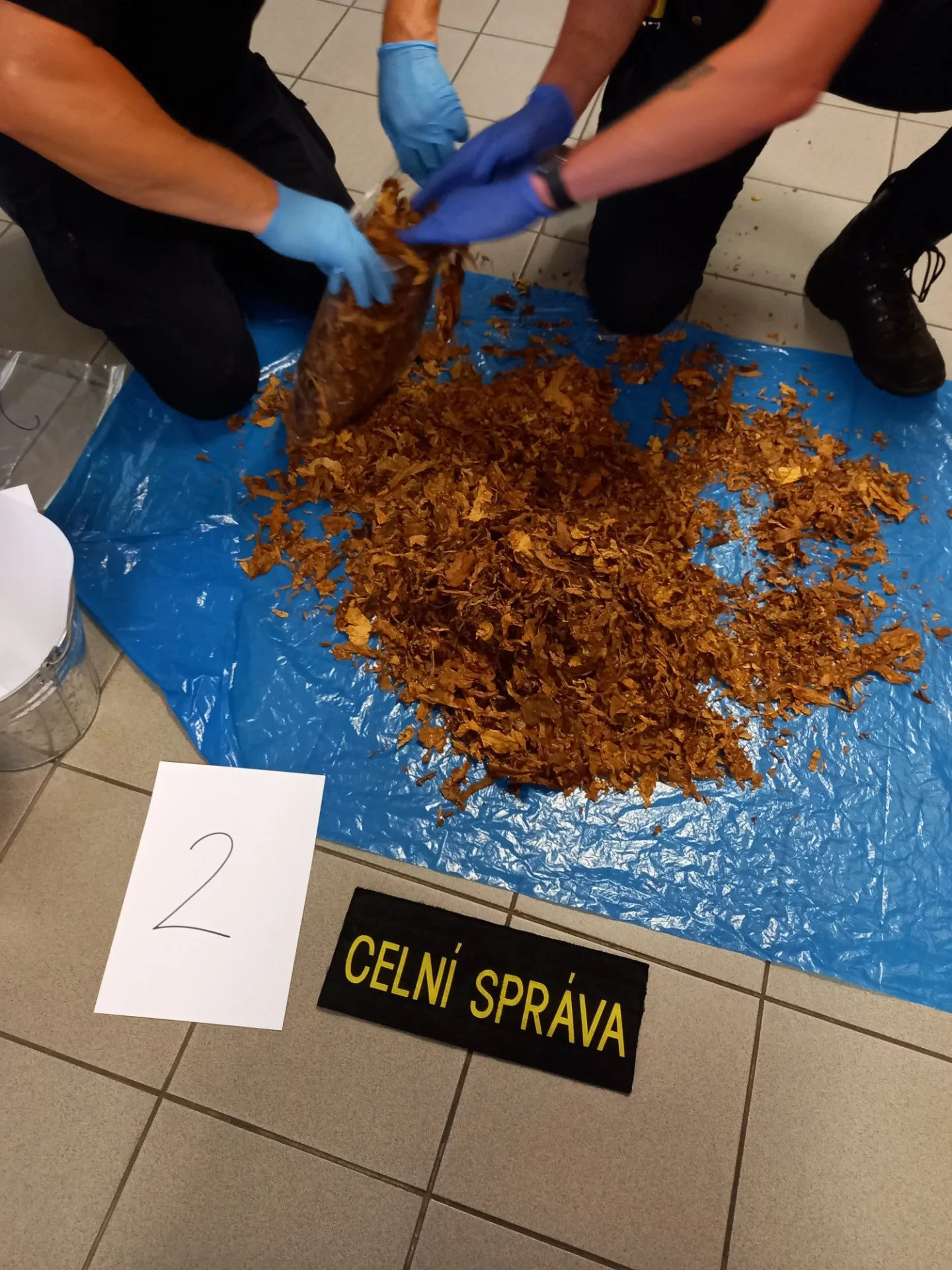Celníci odhalili u Přerova pašeráka z Polska s 16 tunami tabáku. Daňový únik je 60 milionů