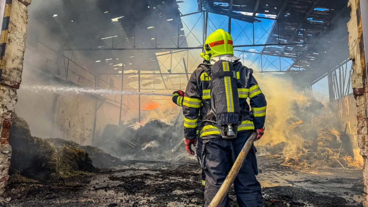 V Moravičanech hoří balíky sena a slámy. Hasiči v kraji bojují i s dalšími požáry