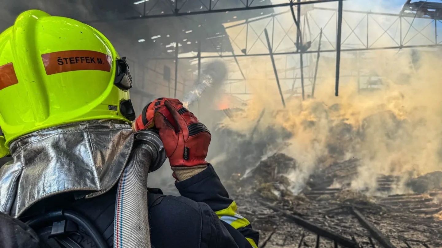V Moravičanech hoří balíky sena a slámy. Hasiči v kraji bojují i s dalšími požáry