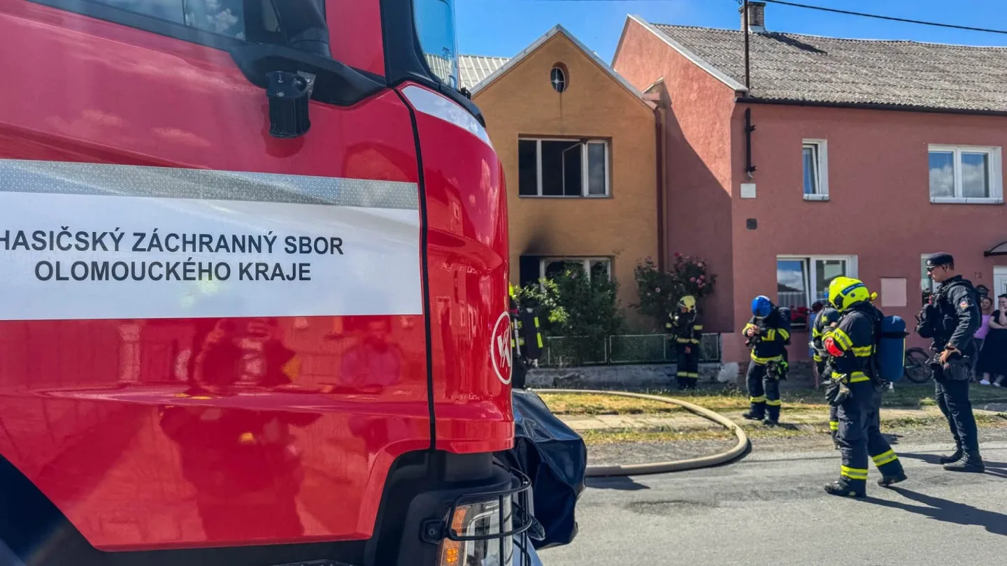 V Moravičanech hoří balíky sena a slámy. Hasiči v kraji bojují i s dalšími požáry