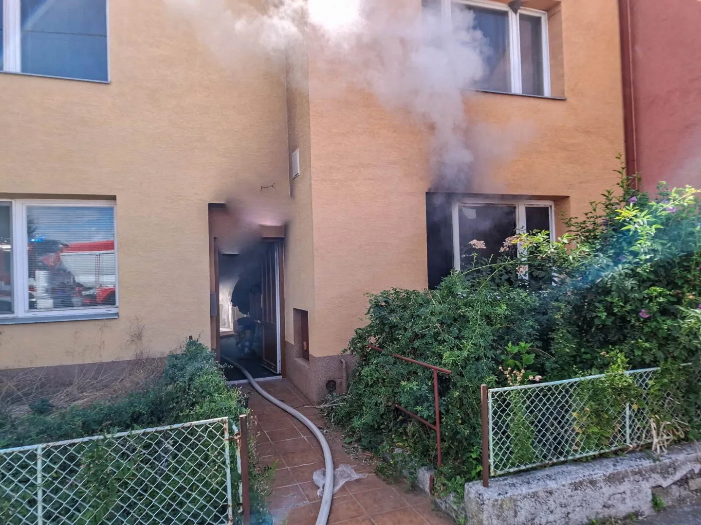 V Moravičanech hoří balíky sena a slámy. Hasiči v kraji bojují i s dalšími požáry