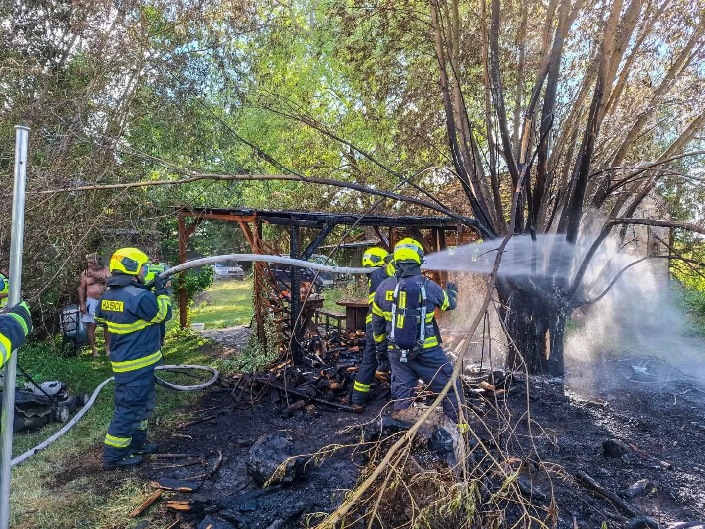 V Moravičanech hoří balíky sena a slámy. Hasiči v kraji bojují i s dalšími požáry
