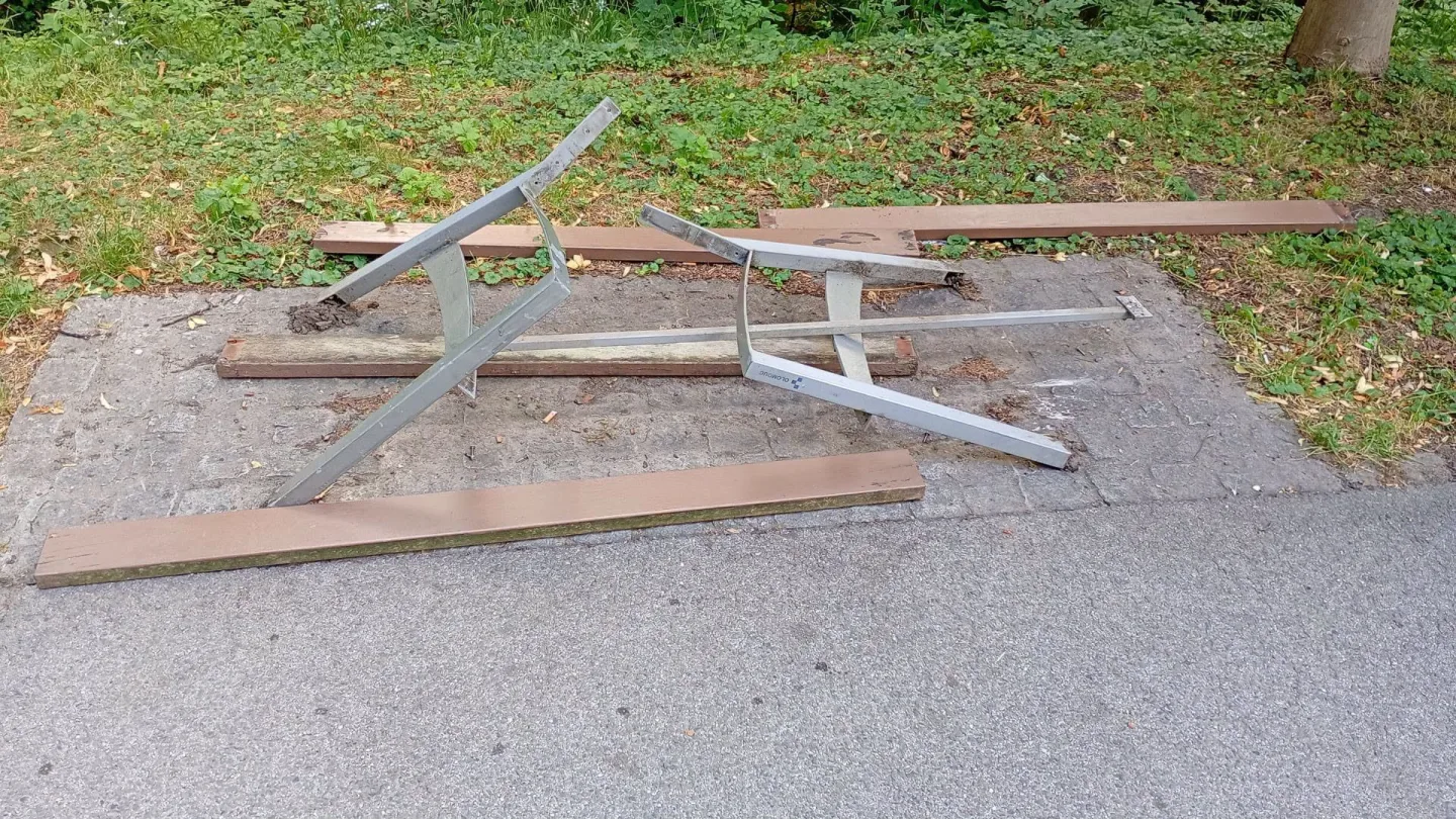 Víte, kdo zničil lavičky v parku? Náměstek olomoucké hejtmanky nabízí finanční odměnu