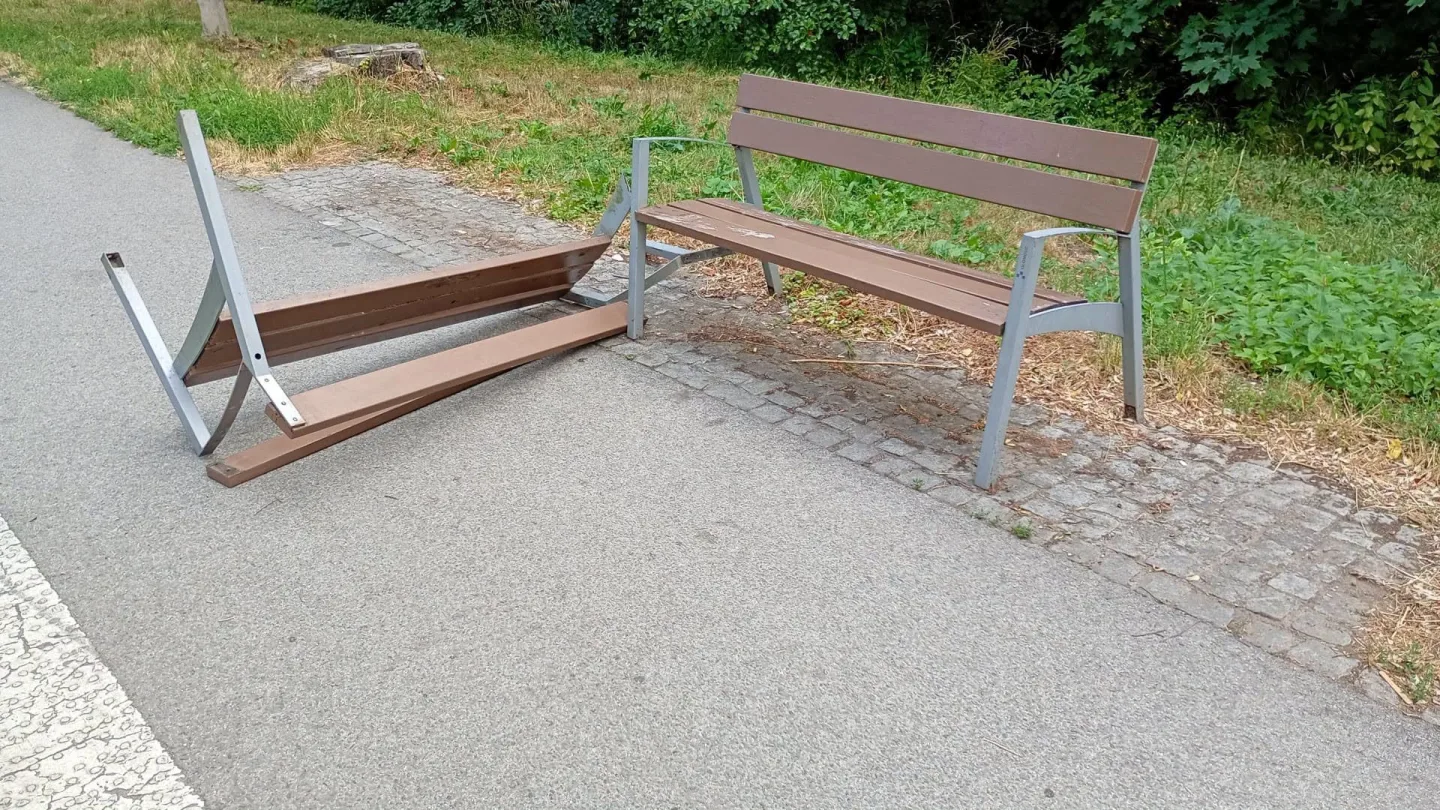 Víte, kdo zničil lavičky v parku? Náměstek olomoucké hejtmanky nabízí finanční odměnu