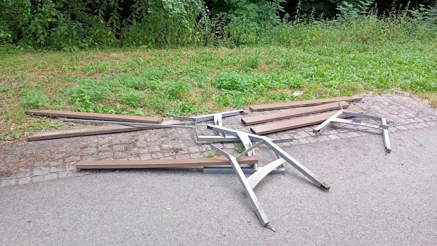 Víte, kdo zničil lavičky v parku? Náměstek olomoucké hejtmanky nabízí finanční odměnu
