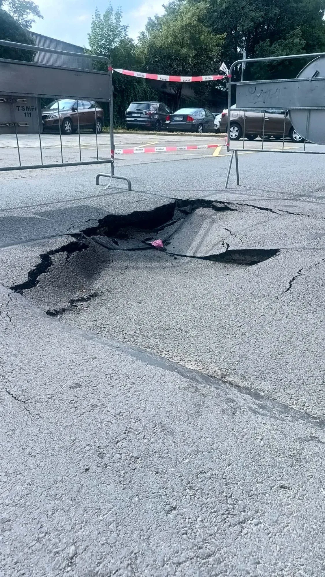 Kráter na sídlišti v Přerově. Kvůli kanalizaci se propadla silnice