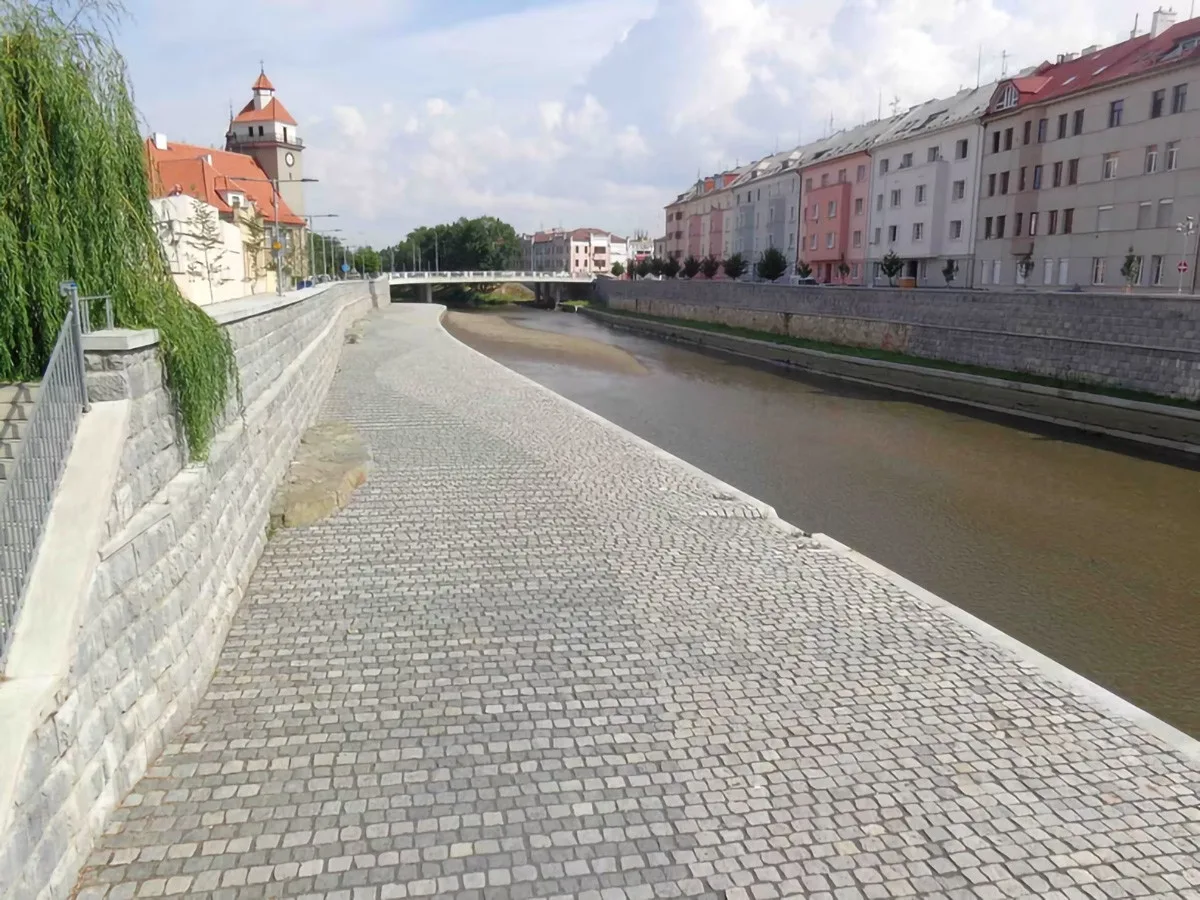 Údržba jezu v Olomouci odhalila suchá místa v Moravě. Město varuje před přenášením ryb
