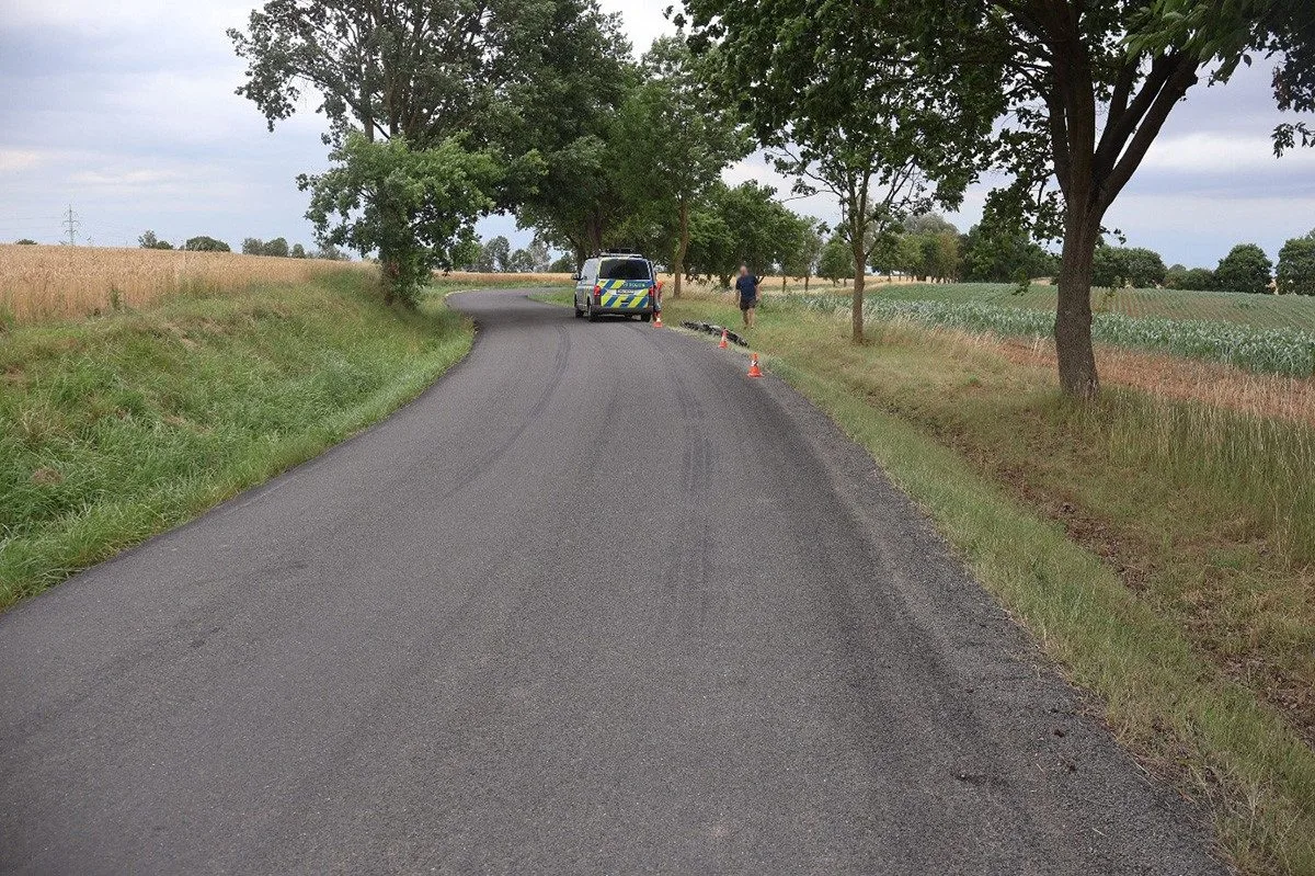 Motorkář havaroval po rizikové situaci na Olomoucku, policie hledá neznámého řidiče