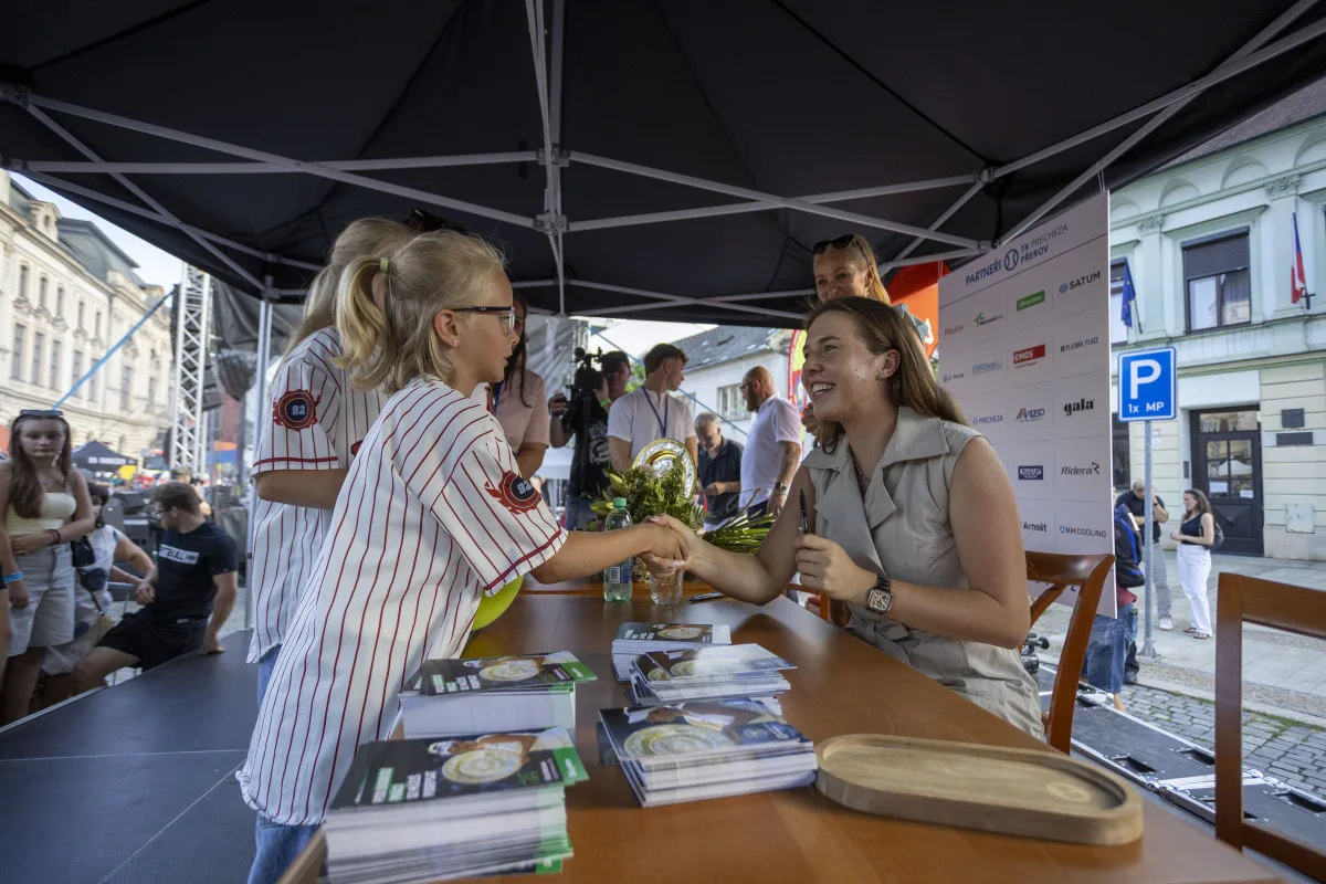 Linda Nosková při autogramiádě v Přerově