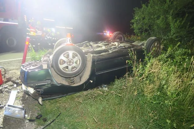 Mladý řidič převrátil po půlnoci na Šumpersku auto na střechu. Měl v sobě pervitin