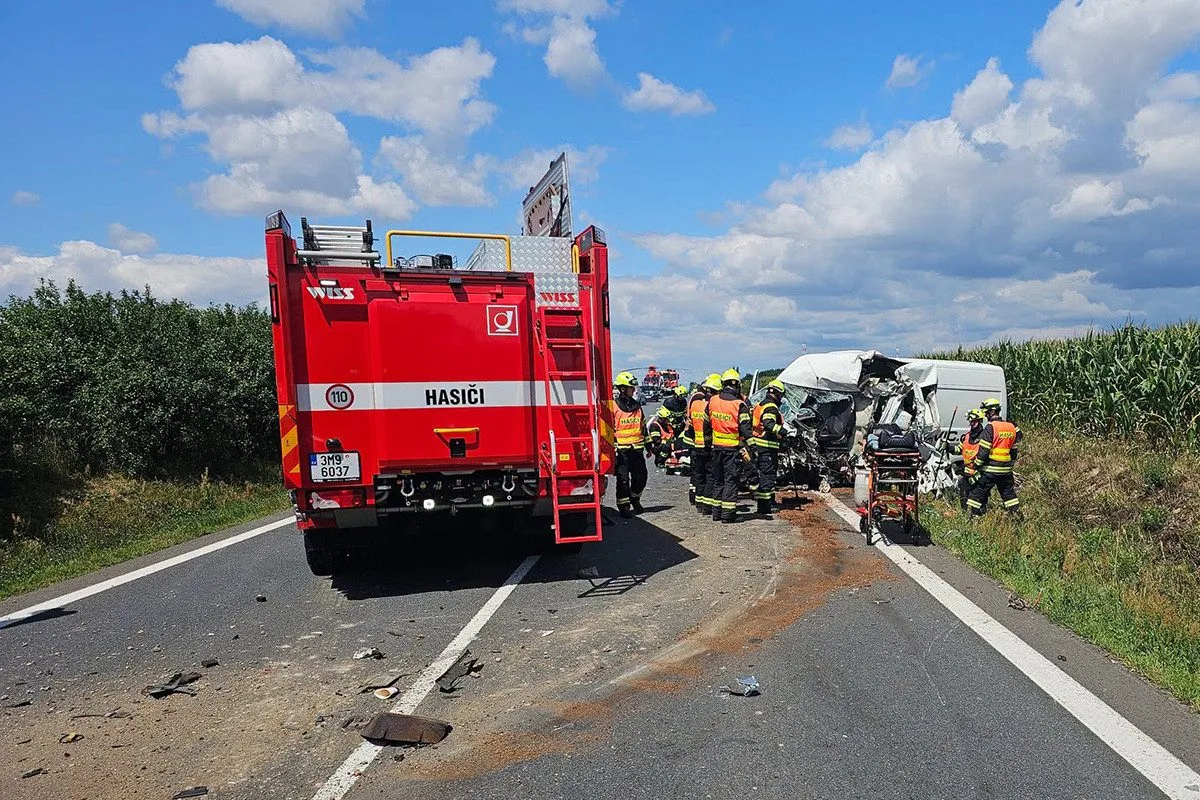 Těžká nehoda auta, dodávky a traktoru zablokovala tah mezi Olomoucí a Přerovem