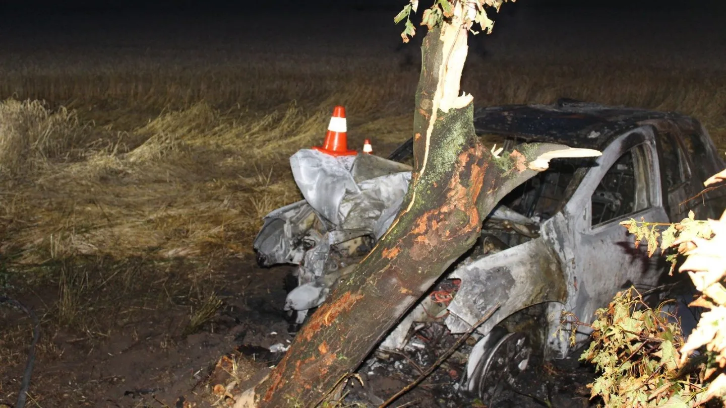 Jedenadvacetiletá řidička nad ránem usnula na Prostějovsku. Narazila do stromu, auto shořelo