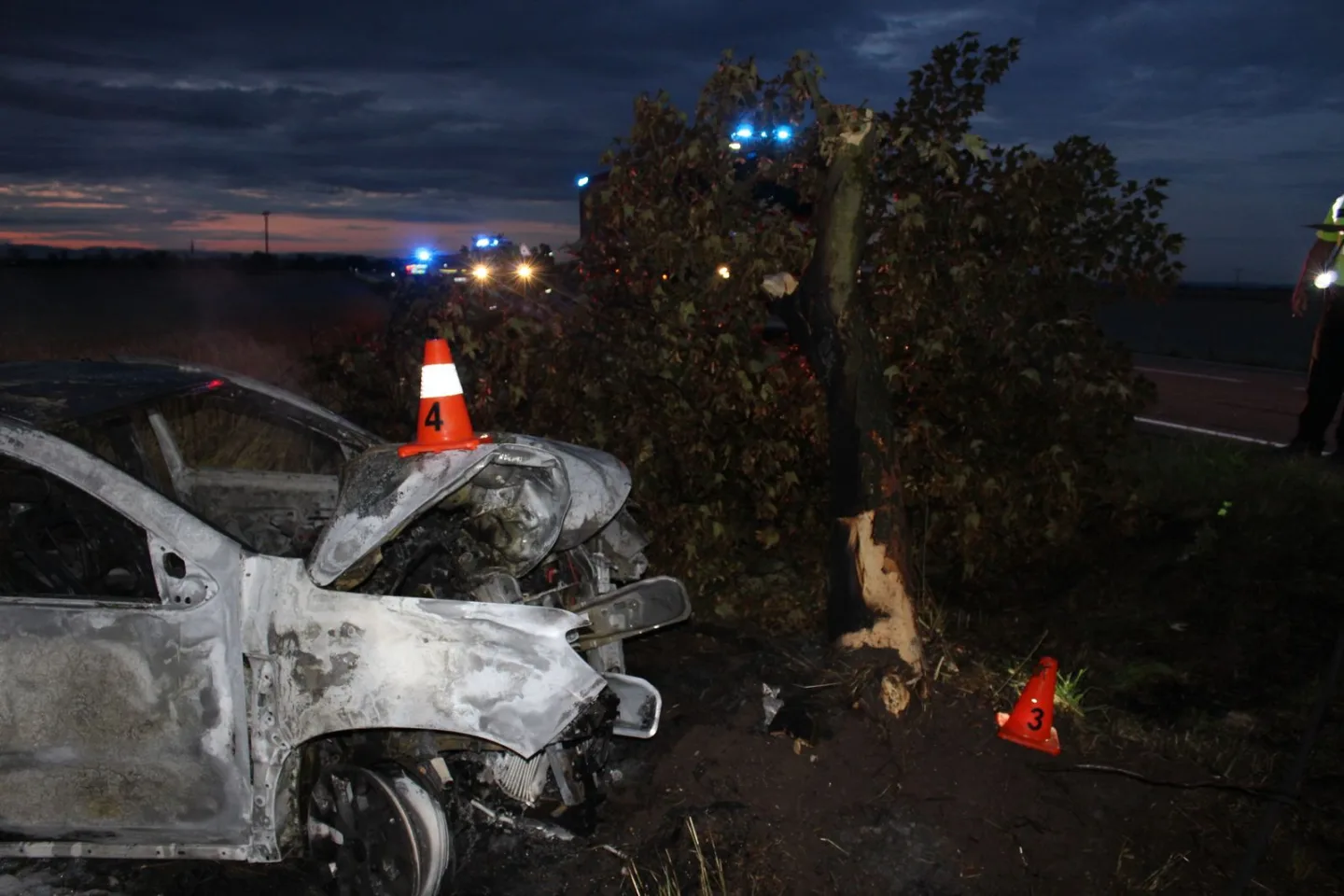 Jedenadvacetiletá řidička nad ránem usnula na Prostějovsku. Narazila do stromu, auto shořelo
