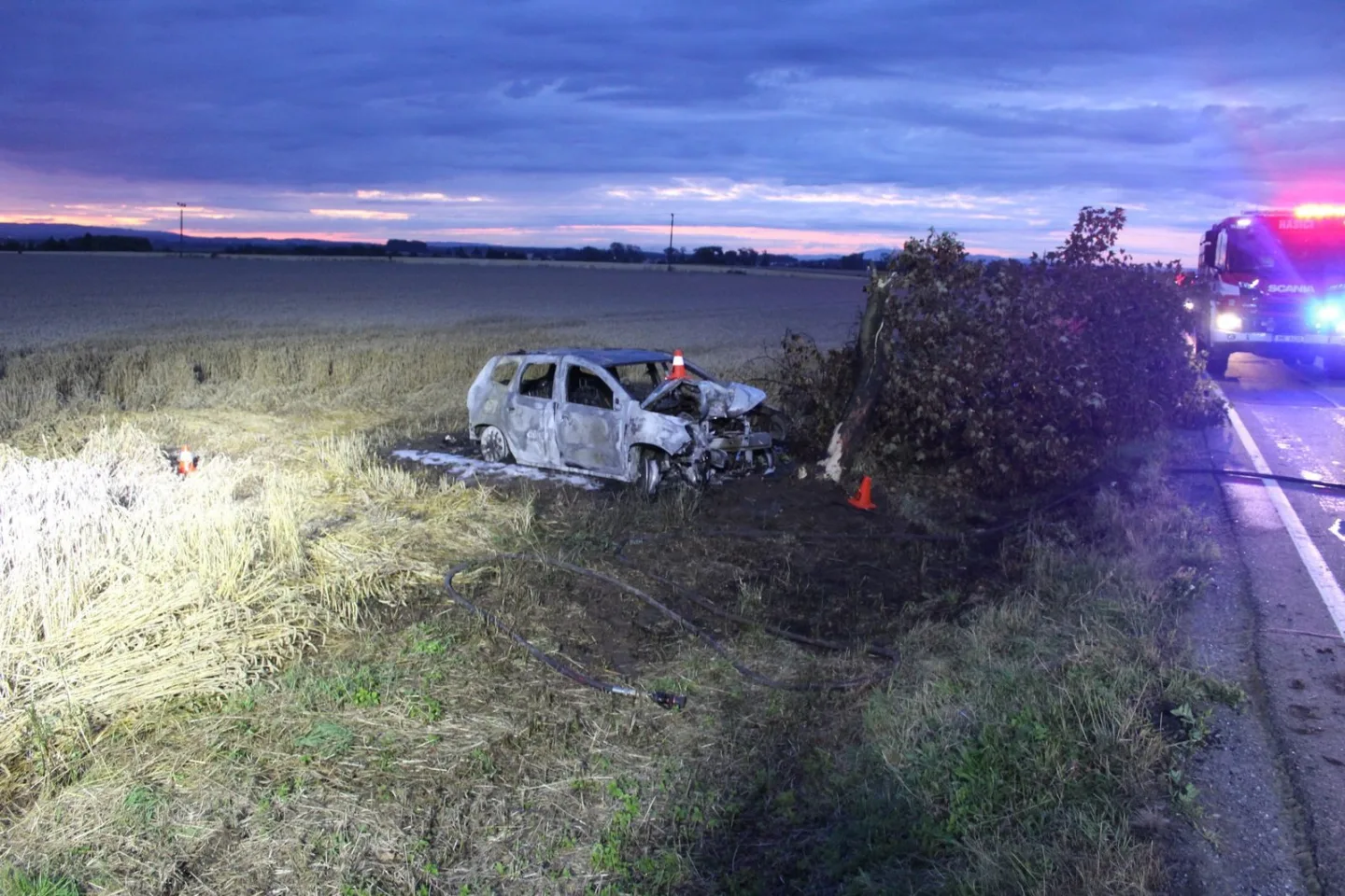 Jedenadvacetiletá řidička nad ránem usnula na Prostějovsku. Narazila do stromu, auto shořelo
