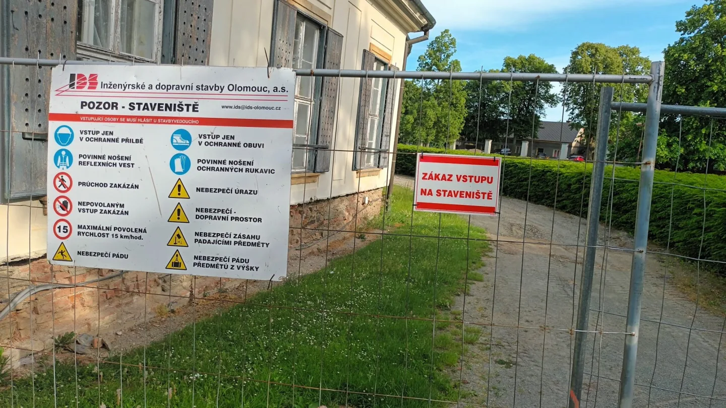 Obnova parku v Náměští na Hané se zřejmě protáhne. Areál se vrací do podoby 30. let minulého století