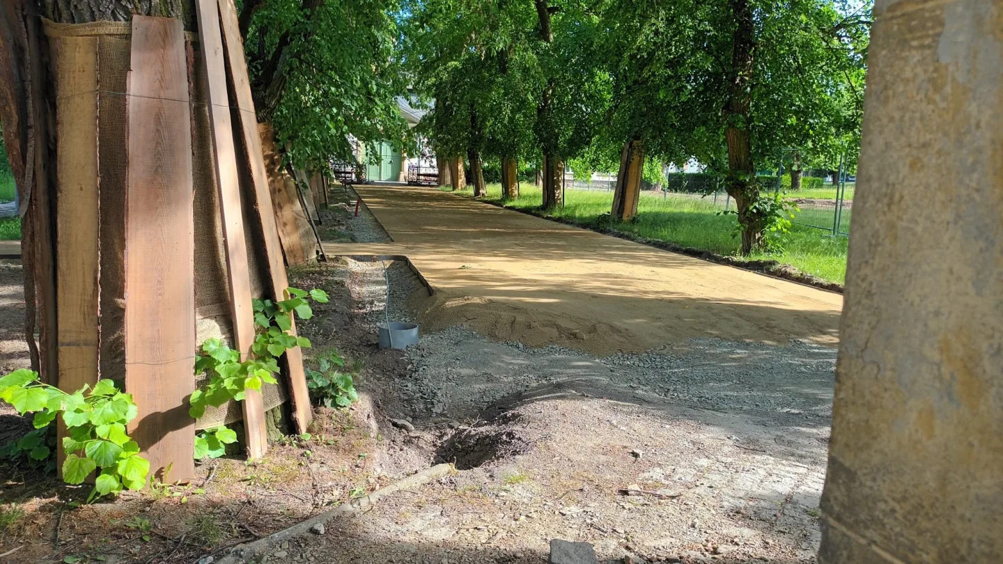 Obnova parku v Náměští na Hané se zřejmě protáhne. Areál se vrací do podoby 30. let minulého století