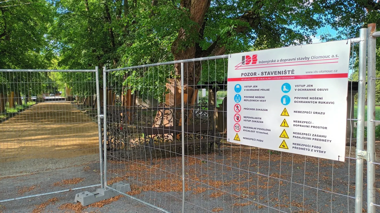 Obnova parku v Náměští na Hané se zřejmě protáhne. Areál se vrací do podoby 30. let minulého století