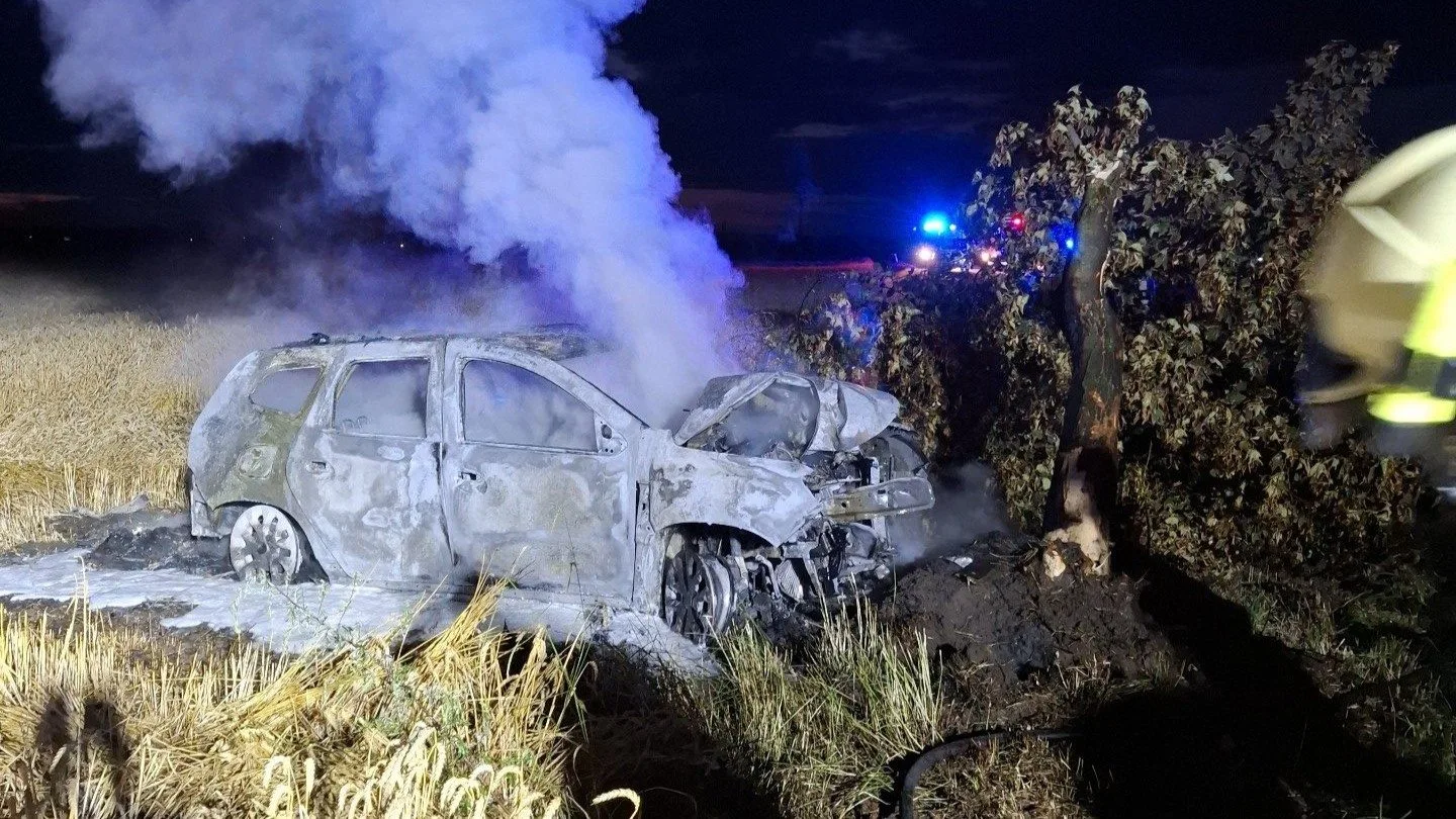 Jednadvacetiletá řidička u Tovačova nad ránem usnula. Narazila do stromu, auto shořelo