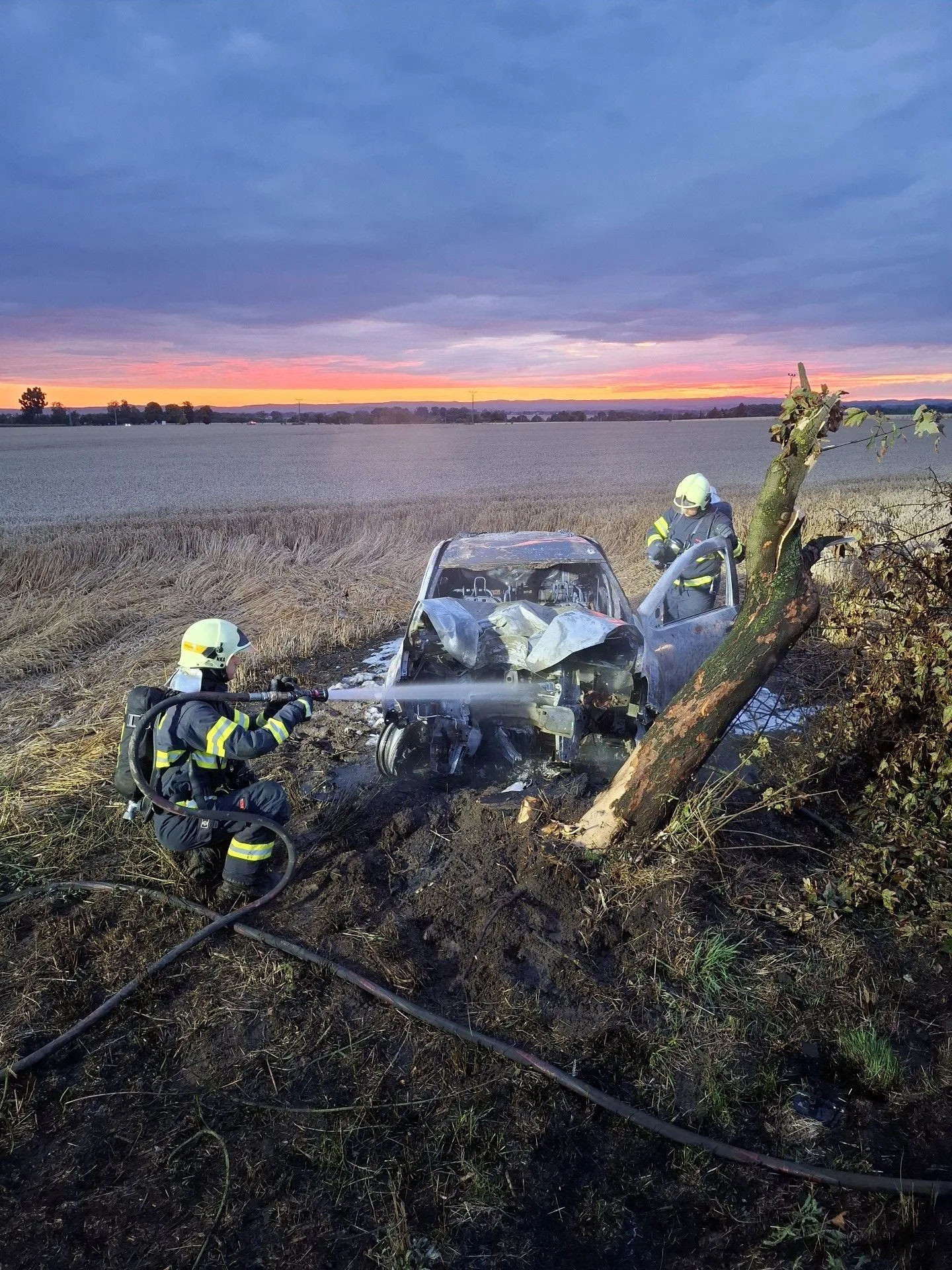 Jednadvacetiletá řidička u Tovačova nad ránem usnula. Narazila do stromu, auto shořelo