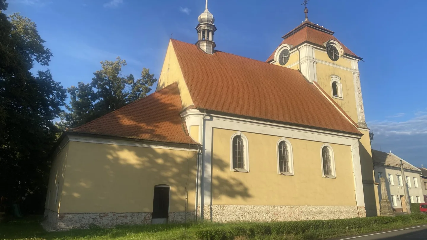 Jeden z nejstarších kostelů na Prostějovsku čeká oprava fasády. Farníci z Mostkovic pořádají sbírku