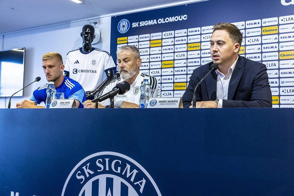 Tisková konference Sigmy Olomouc - stoper Jan Král, trenér a manažer Pavel Hapal a předseda představenstva Ondřej Navrátil