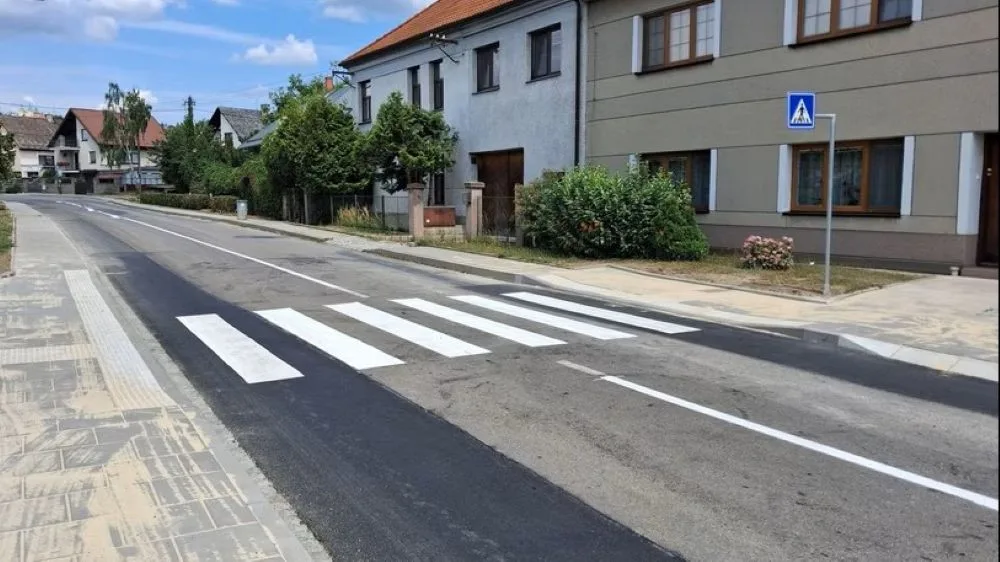V Droždíně přes silnici bezpečně. Město postavilo nový přechod k autobusové zastávce