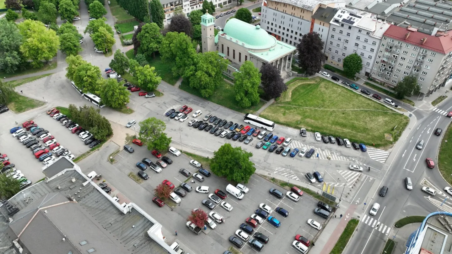 Parkoviště u Husova sboru v centru Olomouce