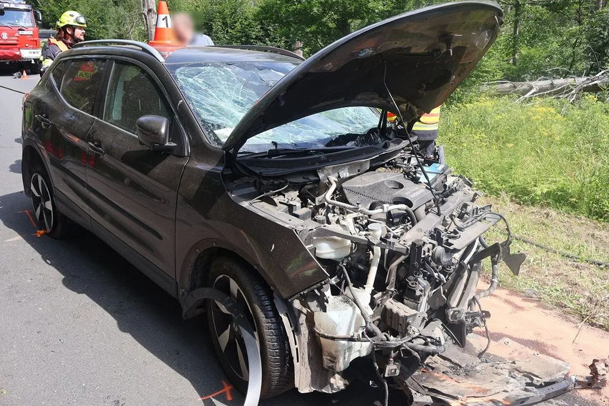 Postarší řidič dostal mikrospánek. Při čelním střetu se na Jesenicku se zranilo pět lidí
