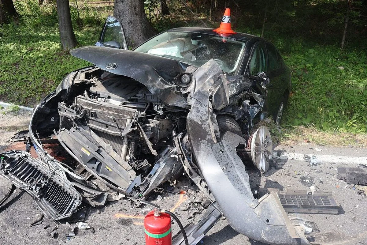 Postarší řidič dostal mikrospánek. Při čelním střetu se na Jesenicku se zranilo pět lidí