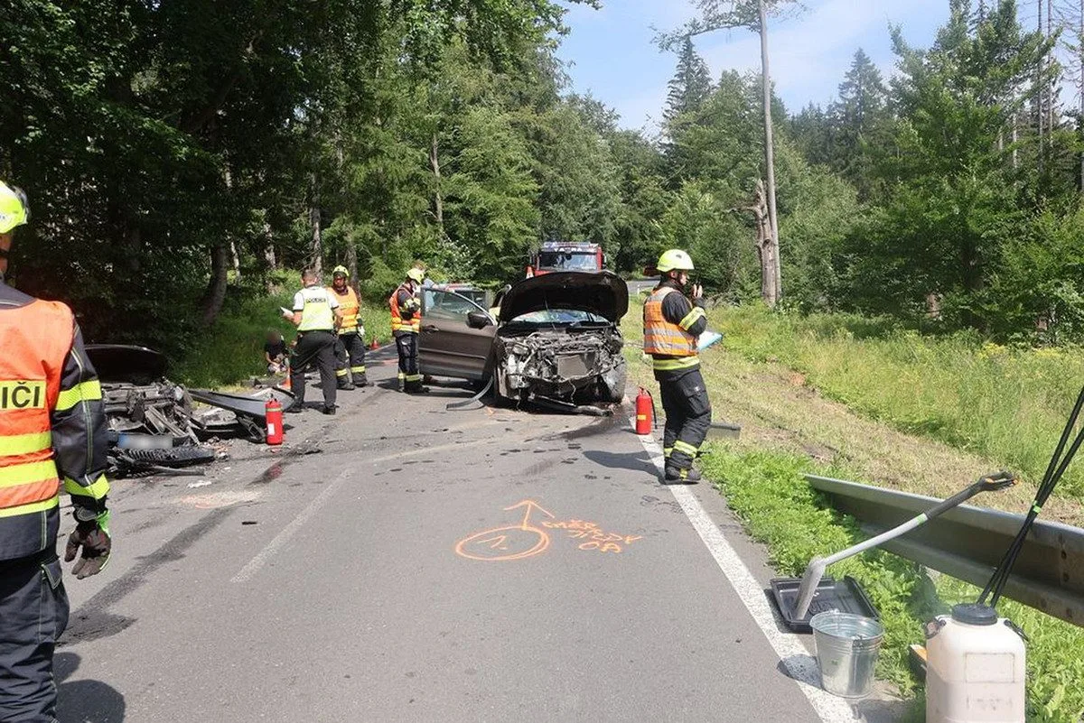 Postarší řidič dostal mikrospánek. Při čelním střetu se na Jesenicku se zranilo pět lidí