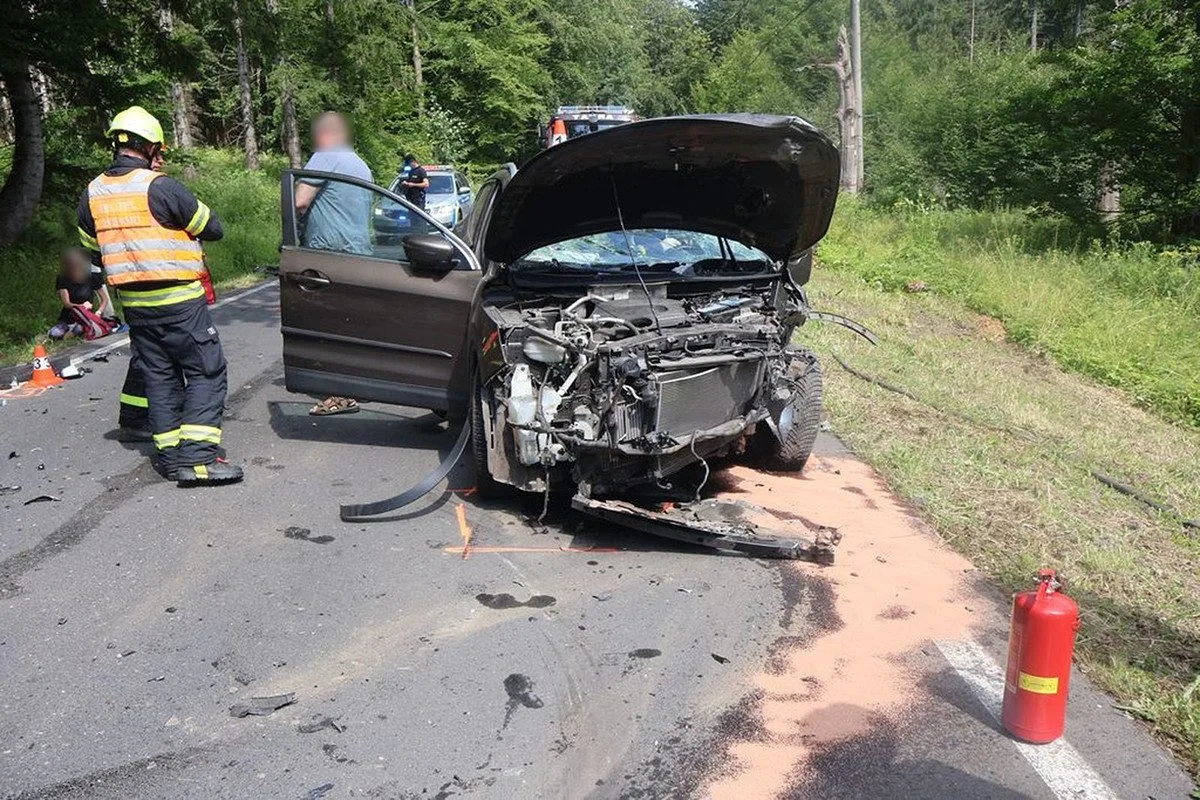 Postarší řidič dostal mikrospánek. Při čelním střetu se na Jesenicku se zranilo pět lidí