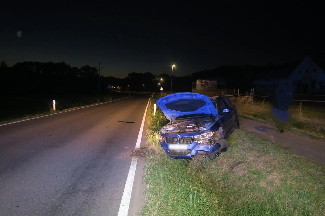 Mladá řidička nezvládla kvůli vysoké rychlosti BMW. Na Šumpersku vyletěla ze silnice a smetla značku
