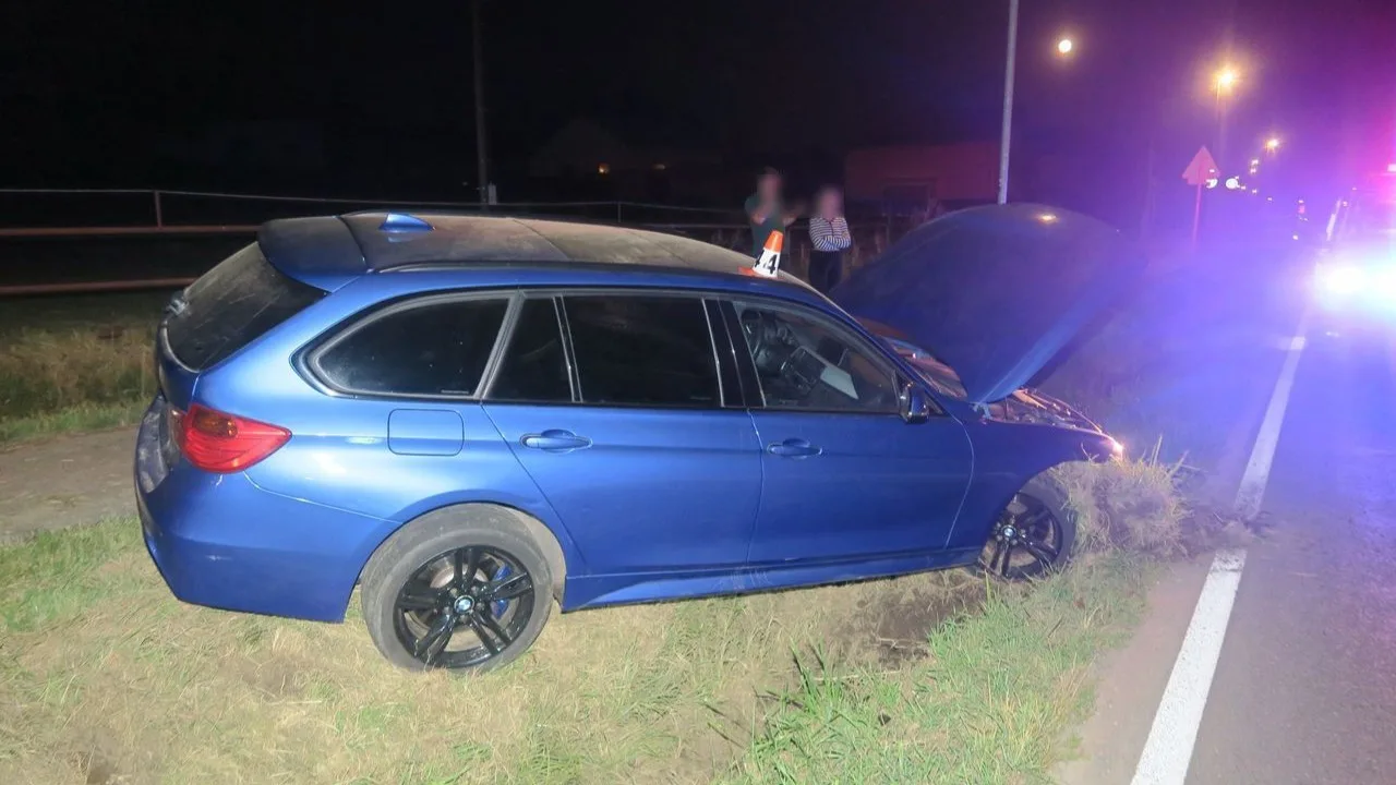 Mladá řidička nezvládla kvůli vysoké rychlosti BMW. Na Šumpersku vyletěla ze silnice a smetla značku